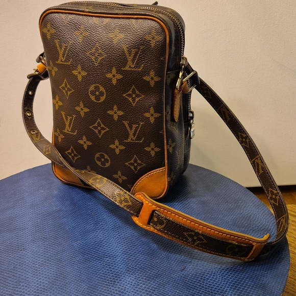 Louis Vuitton: Amazone iconic Monogram Pattern Unisex Crossbody. Code#TH0093 - Picture 4 of 17